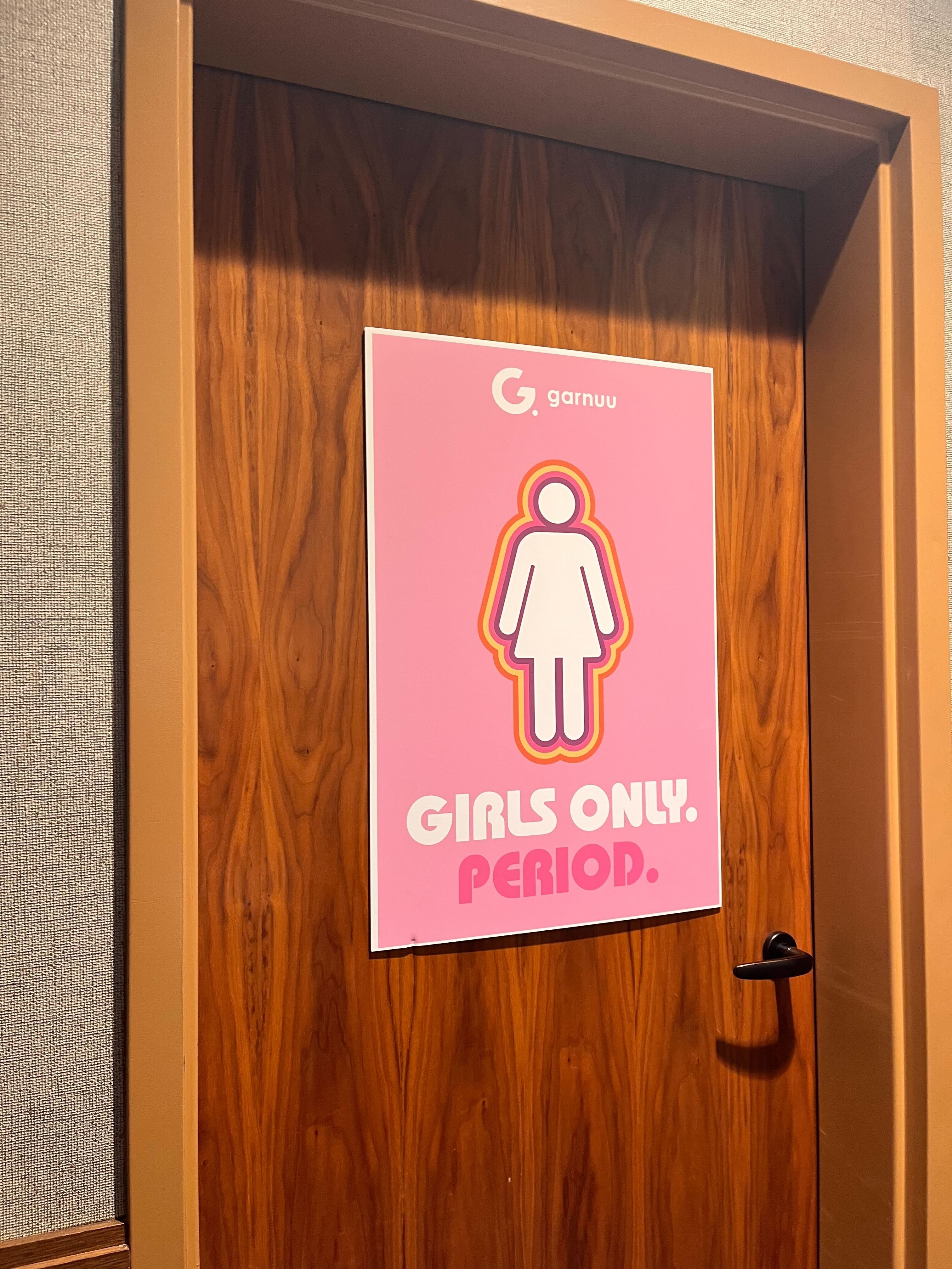 Garnuu bathroom sign